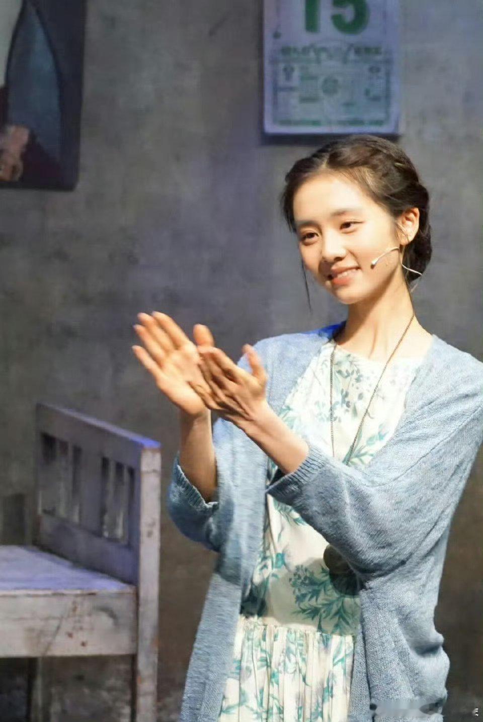 黄多多怎么有点像年轻时期的孙莉啊 太美了 ​​​