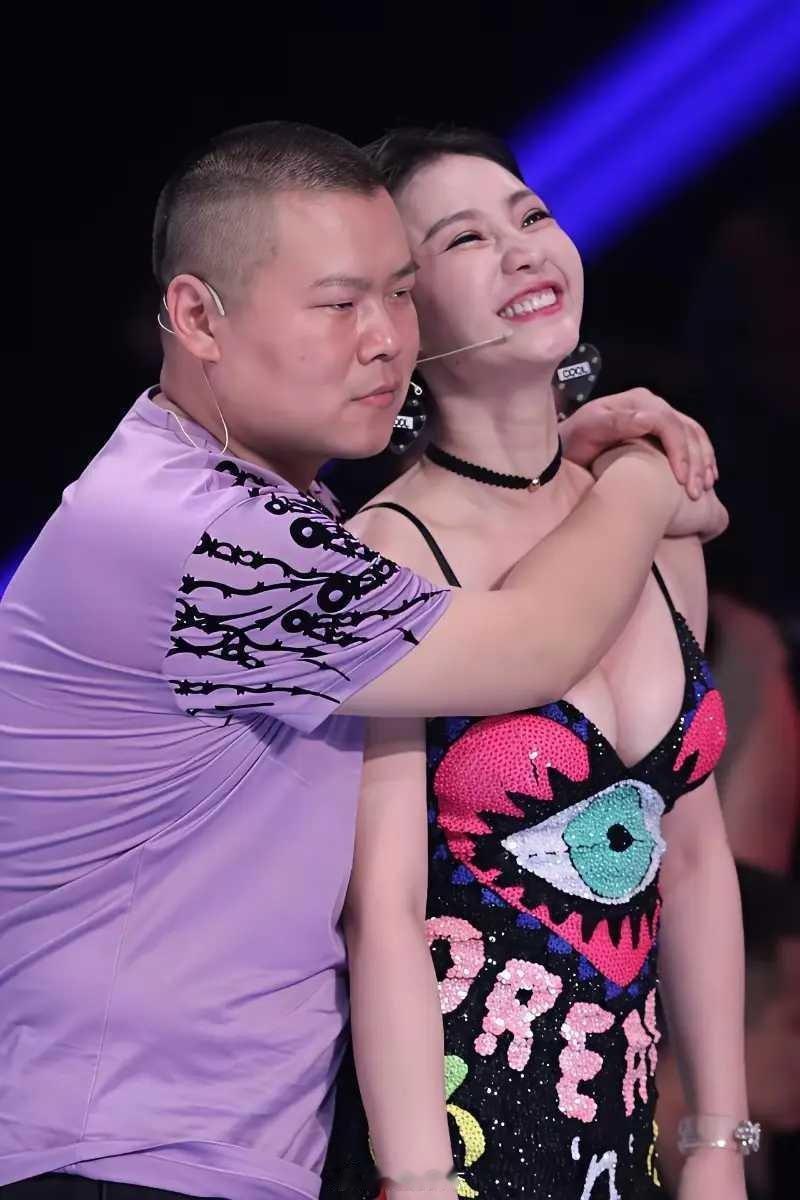 猪头终于抱上了燕子，小岳岳和柳岩的同框被戏称为“美女与野兽的甜蜜互动”。 