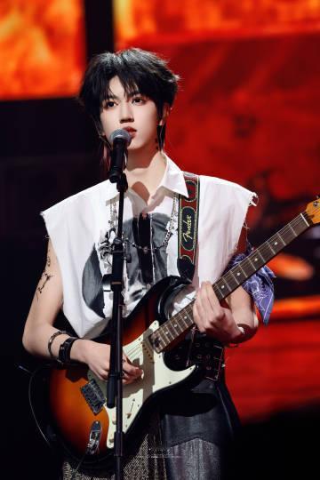 张桂源音色 张桂源风衣贝雷帽look 张桂源音色，张桂源风衣贝雷帽look，小帅