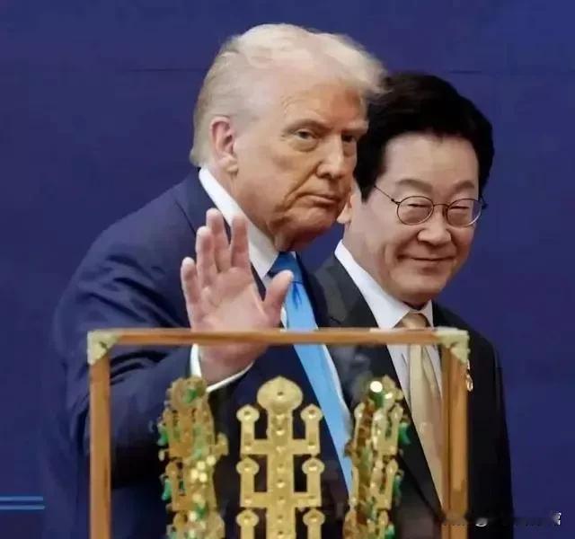 美国人不断发起“不要国王”的示威活动，韩国却向特朗普送出一个真王冠。

这顶镶满