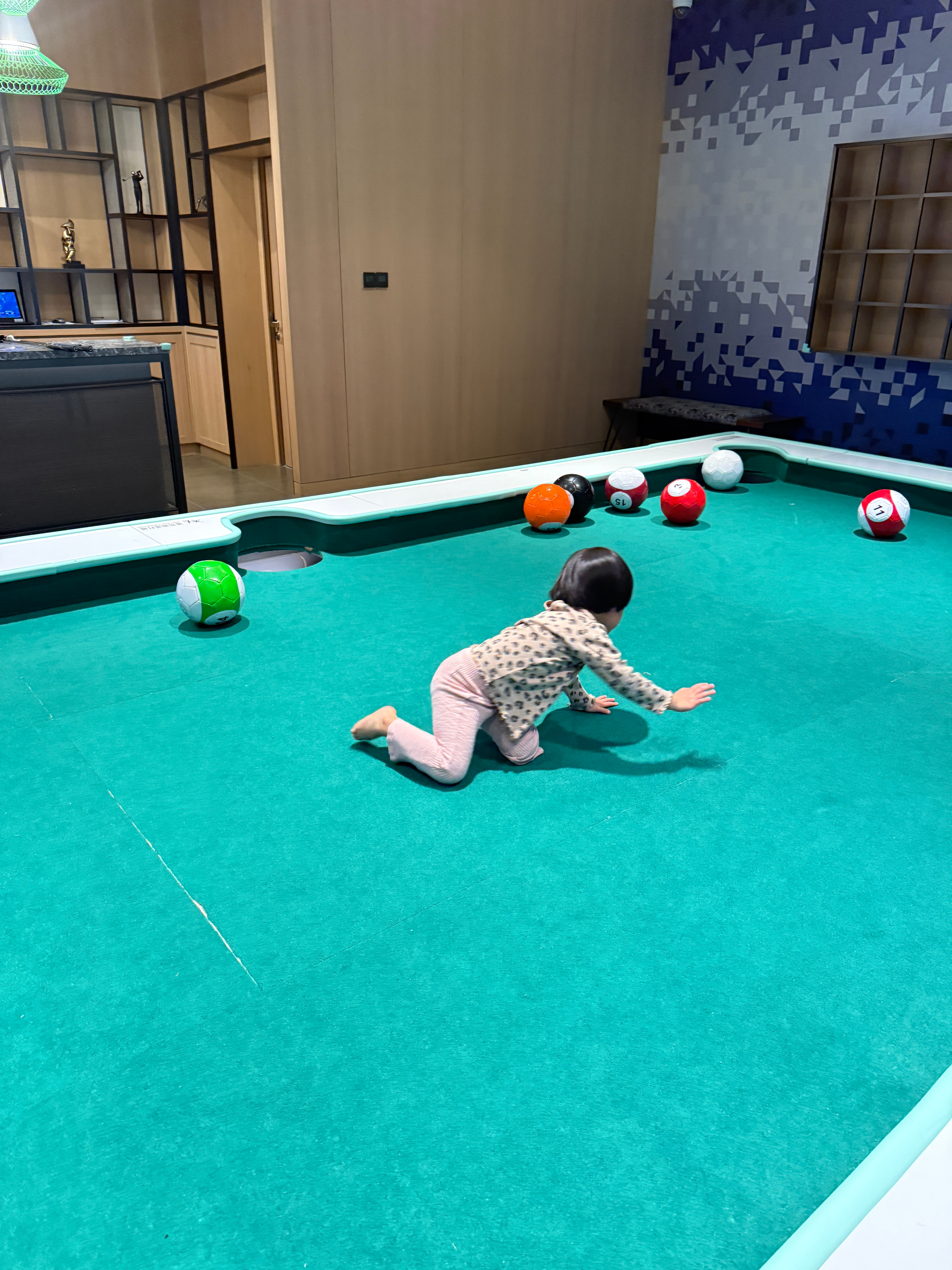 玩大桌球有个小孩姐说我是大队长，你听我指挥！球：不要！不要听你指挥！小孩姐：那好