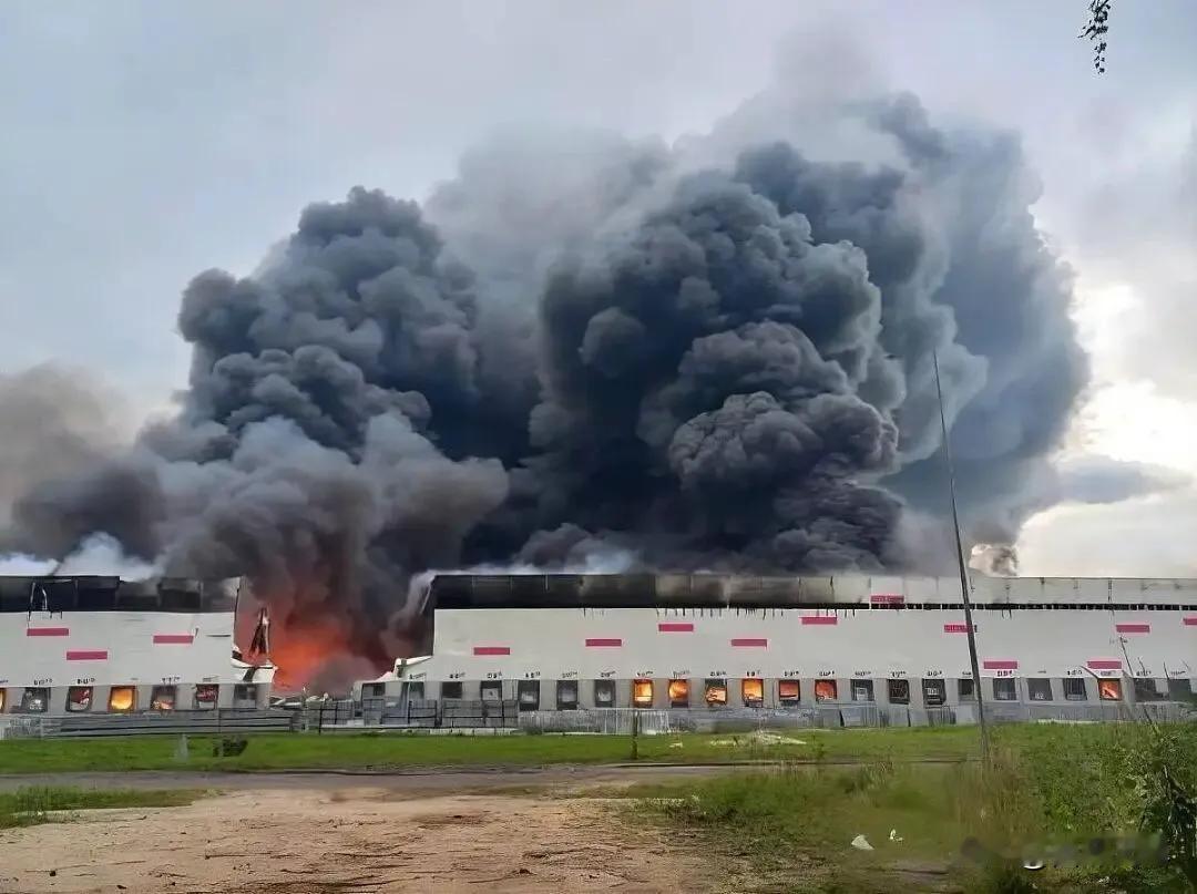 俄军终于不再克制，开始效仿乌军的纵深打击模式，选择以牙还牙、直击后方命脉。在此之