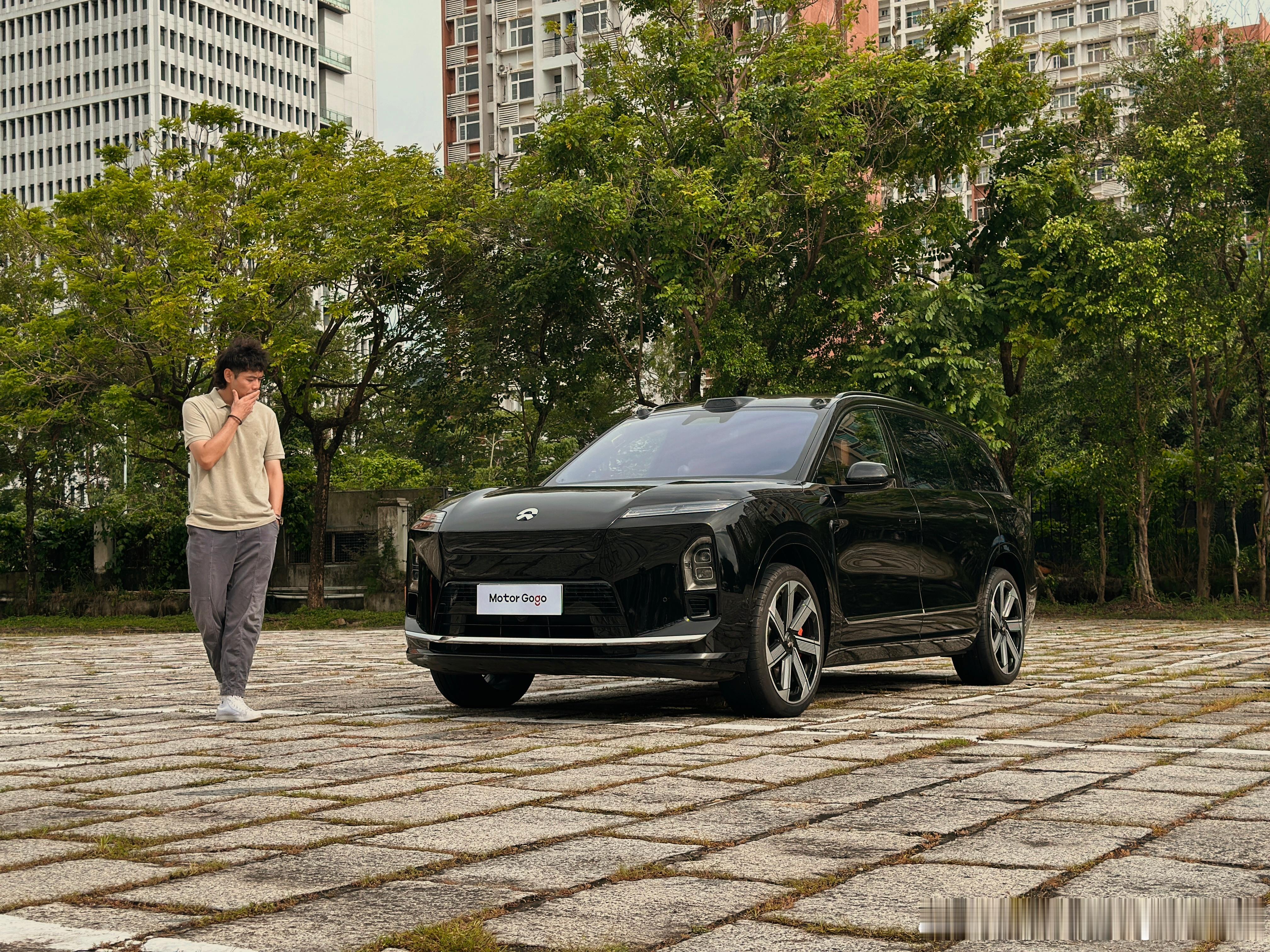 收工，ES8五座版。怎么说呢，我不是很喜欢那种把“我很牛逼”写在脸上的车，这台就