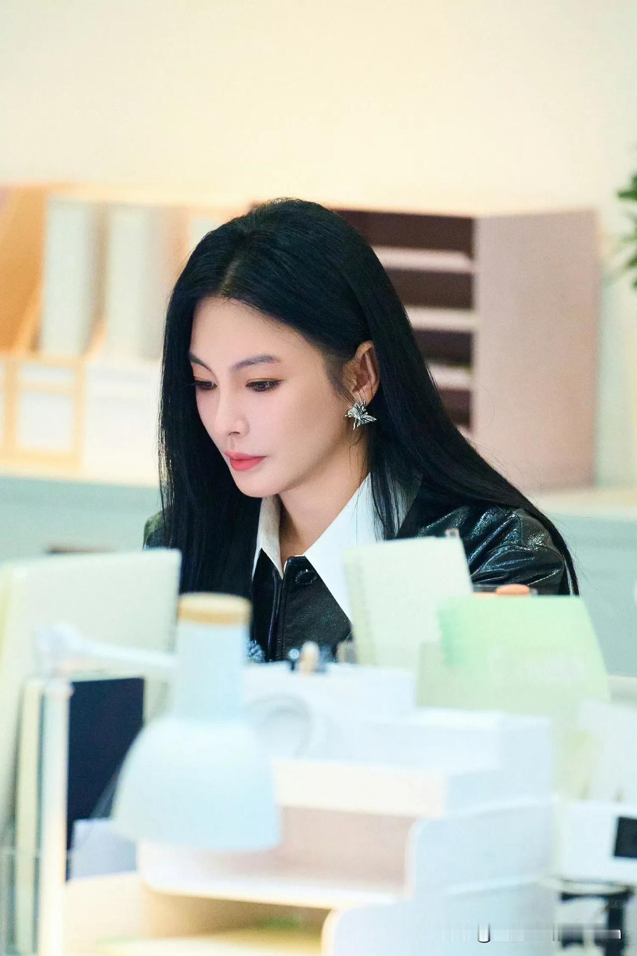 张雨绮专注的办公室，沉浸在她的工作世界里💻✨