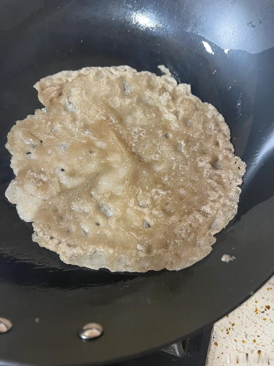 小时候这个还不叫苕皮，用红薯粉加水加盐调制后小火煎，直接吃或者炒腊肉，超香！糯叽