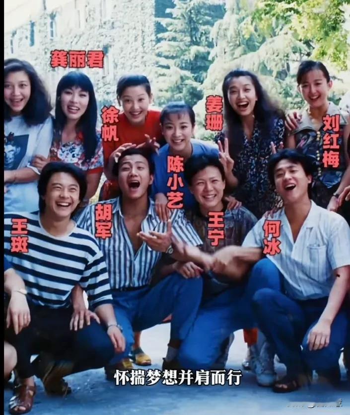 被这敞开的笑口熏陶了，一个个真会笑，太甜了，忍不住跟着开心[笑]