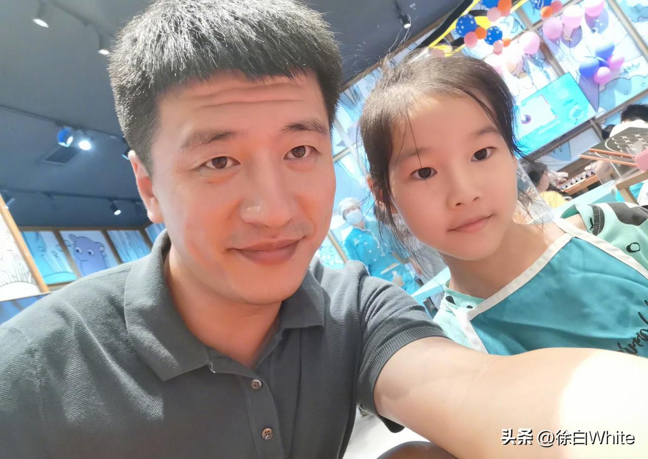 3月24日，张雪峰镜头下的女儿，曾经因为爸爸的陪伴有多开心，如今该有多伤心！
张