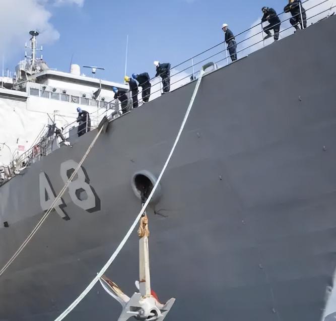 很多人以为，万吨巨轮能在海上纹丝不动，全靠那几十吨重的船锚死拽海底，其实这个认知