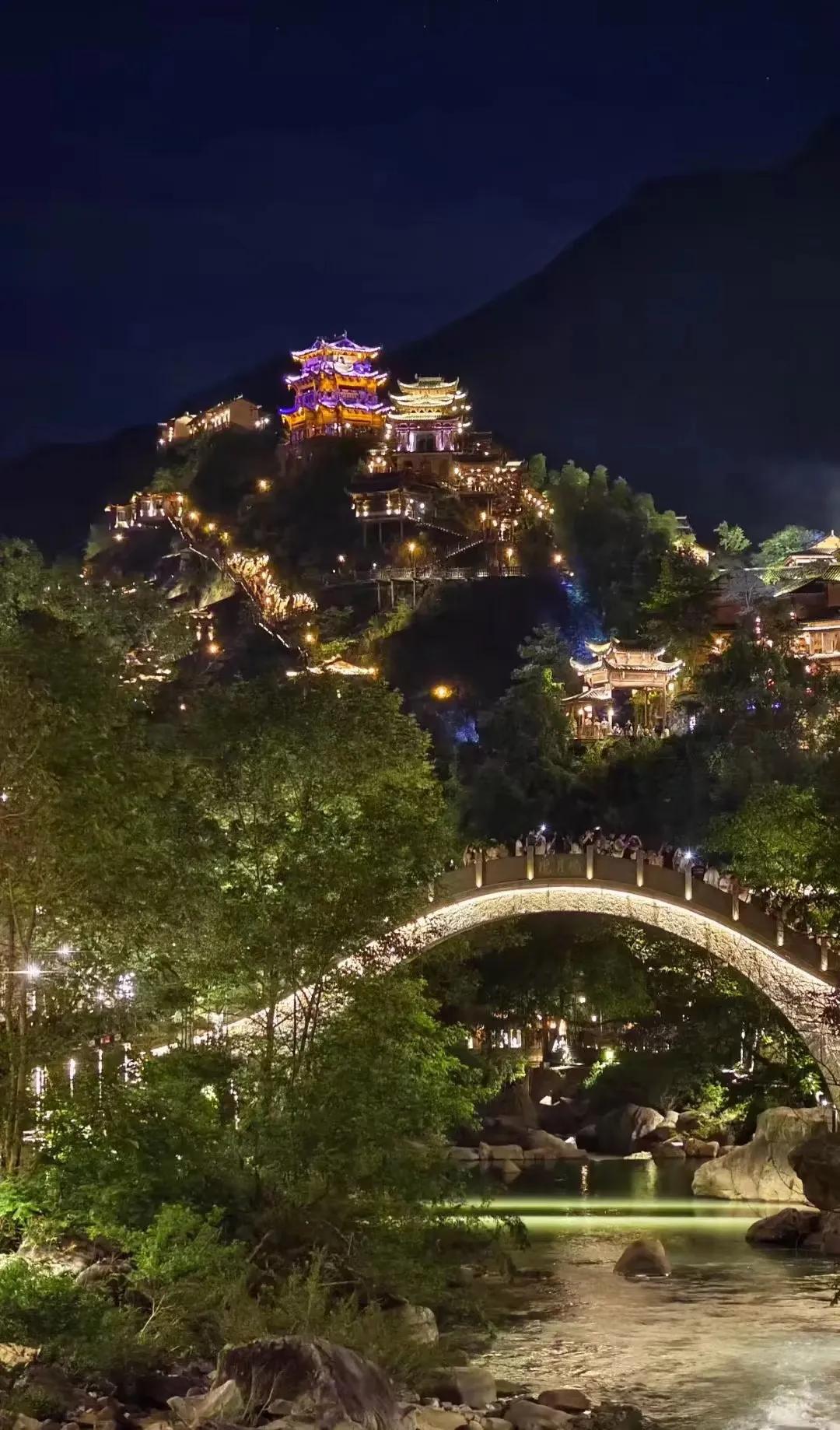 『楼阁美景』夜半钟声入梦来，瑶台仙阁倚天开。夜晚的楼阁美景配上小桥流水，加上灯光