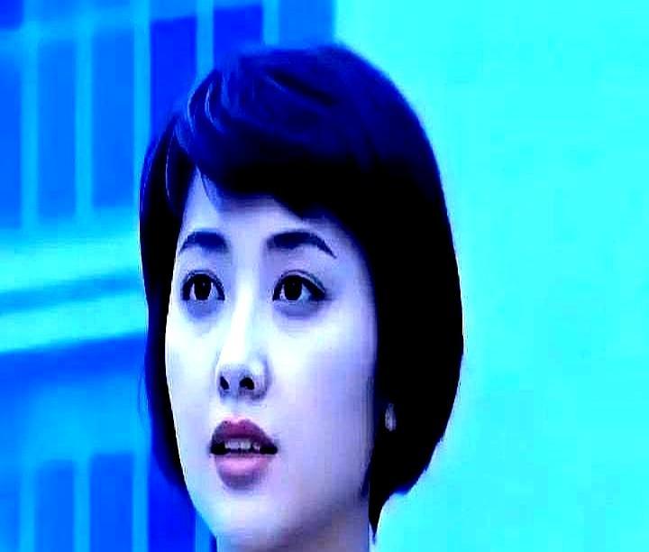 49岁姐姐亲23岁弟弟，当年被骂惨
 
2003年《海滩》里这一幕，电视台电话被