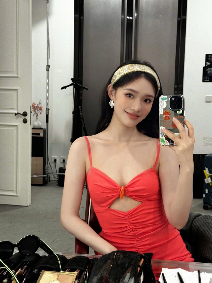#林允好薄的骨感美# 林允一袭红裙清丽动人，妩媚又不失可爱👀好薄的骨感美让人眼