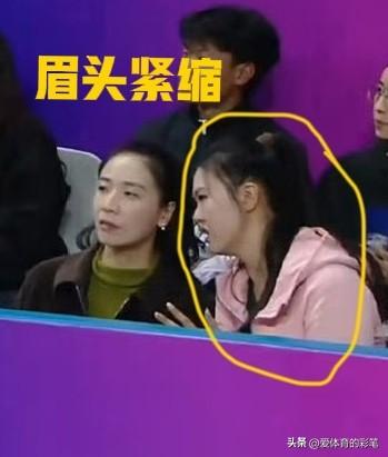 张常宁皱着眉头，内心不安地向魏秋月交流战术[捂脸]。原来决赛第二场，江苏女排一传