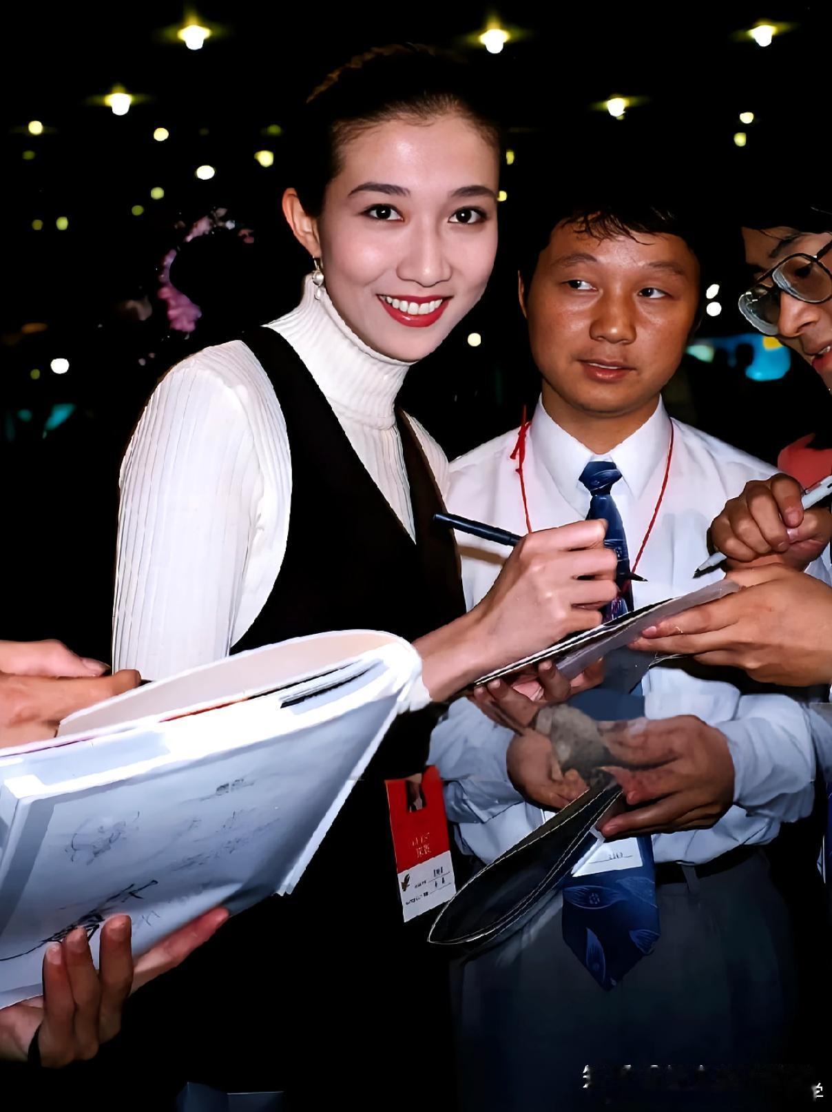 吴绮莉公开成龙拒认吴卓林原因成龙水逆退散 吴绮莉八字三柱：癸丑 辛酉 壬戌 八字