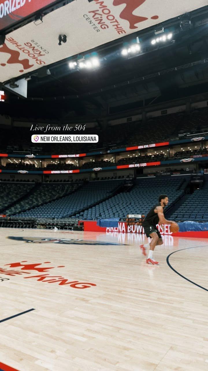 塔图姆晒出了随队征战客场的一些小花絮，合着又忍不住踏上球场练了一会儿啊！凯尔特人