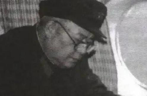 1966年，杨尚昆被错误关押在监狱中，严重的低血糖让他多次濒临死亡，正当他绝望之