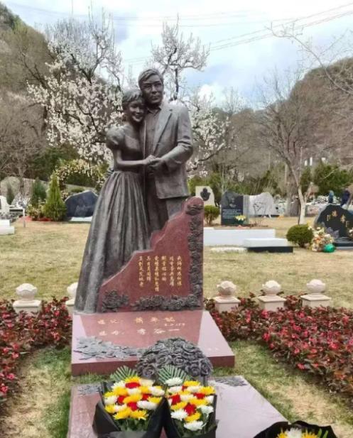 这是李谷一老师和她丈夫萧卓能的夫妻双墓。有人不明白，为啥李谷一老师还活着，就在已