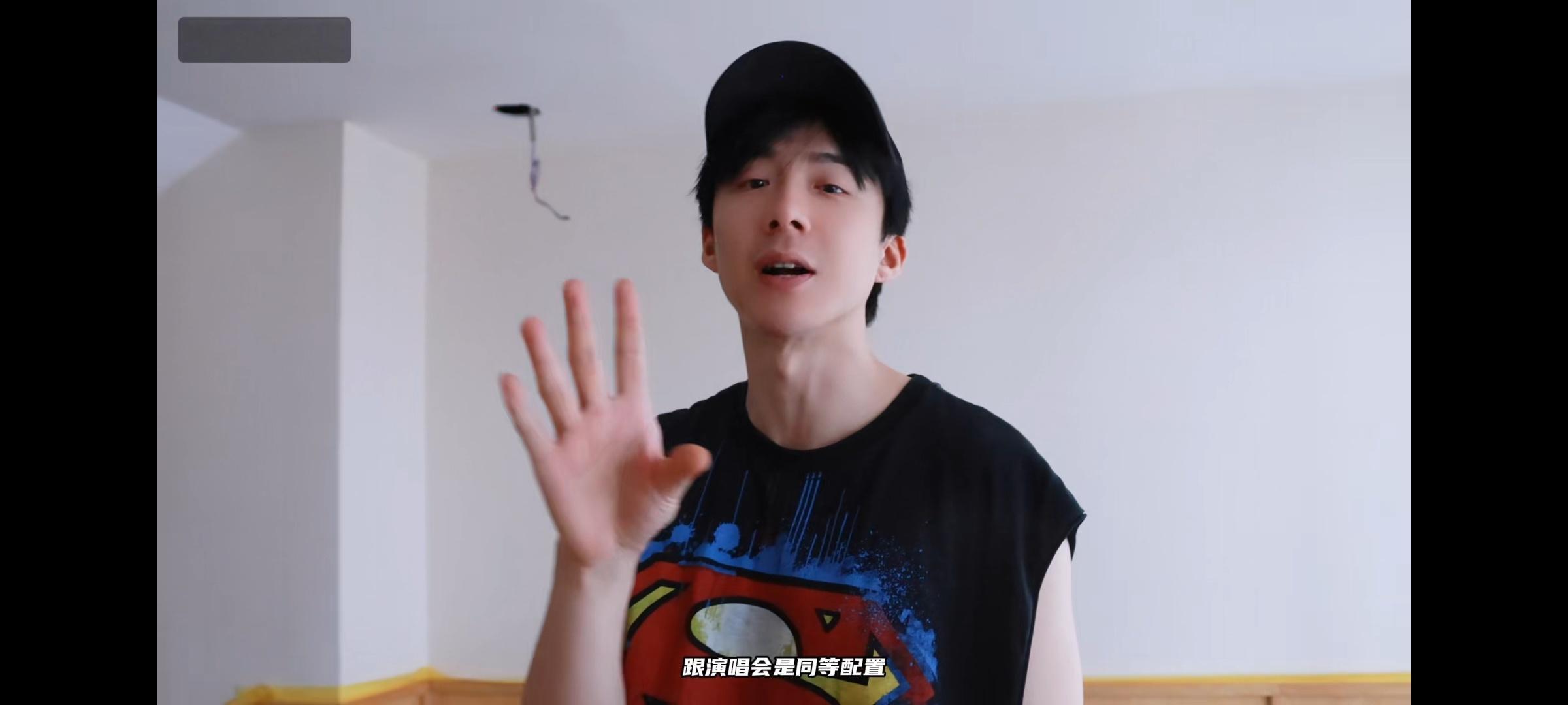 真的是做到了演唱会同等配置。同样的人员班底、硬件设备、甚至服装，只是场地从体育馆