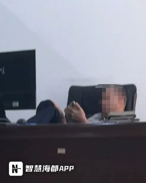 税务局职工上班玩手游纪检正调查工作人员回应税务局职工玩手游热点解读 这件事之所以