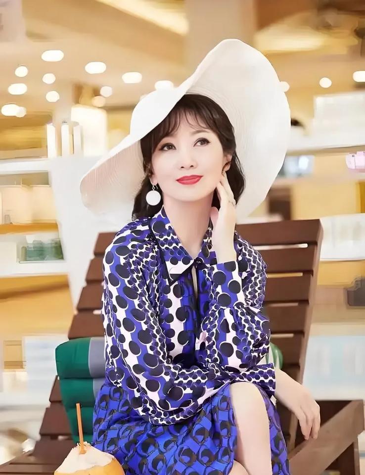 [微风][微风]不老女神香港影星赵雅芝。
      在华语影视长河中，赵雅芝是