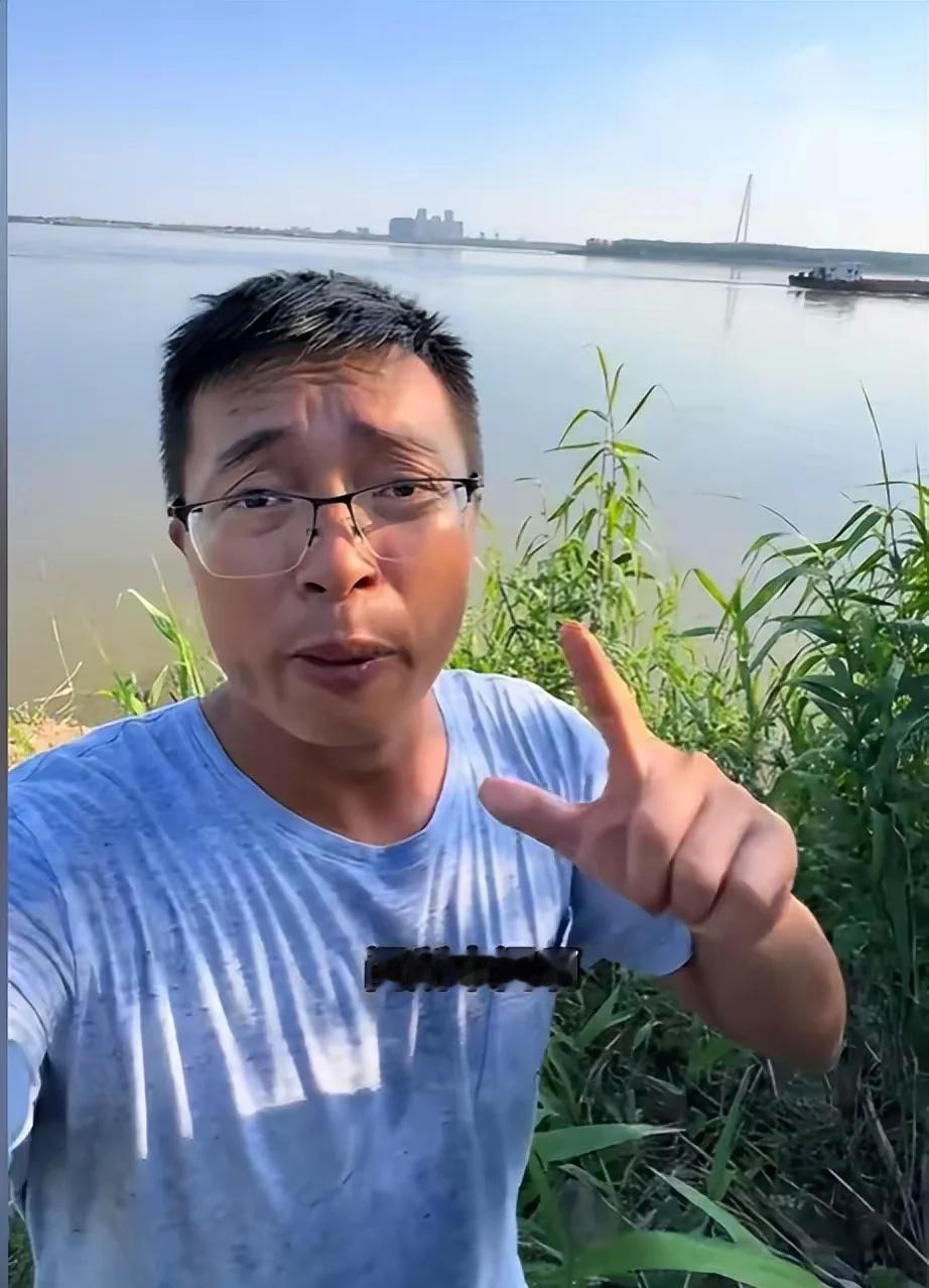 武汉。
环保博主用无人机拍下船只往江里倾倒黑泥的视频，多部门迅速叫停作业，查明是