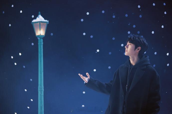 王一博夜雪剧照  王一博滑雪覆面照 王一博夜雪剧照，夜雪中的王一博，真是美得不可