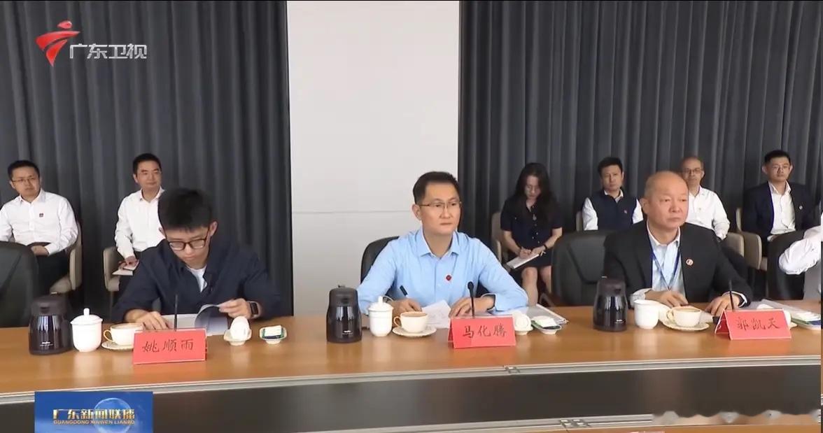 54岁马化腾罕见露面 马化腾精神头不错，身边是年仅28岁的姚顺雨，腾讯集团AI业