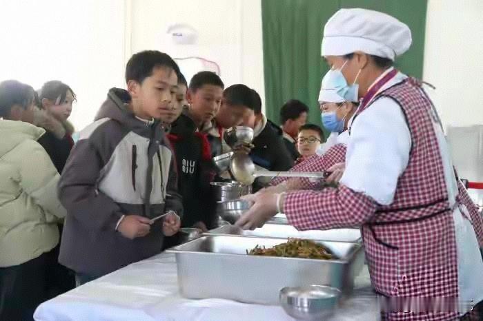 青海校园餐正迎来一场坚实的升级，最核心的变化，体现在一组关键数字上：全省义务教育
