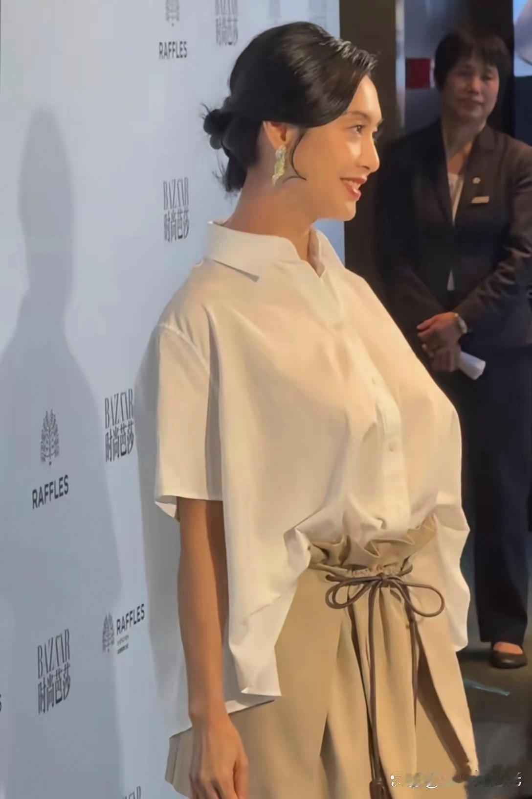 54岁朱茵现身活动留影 