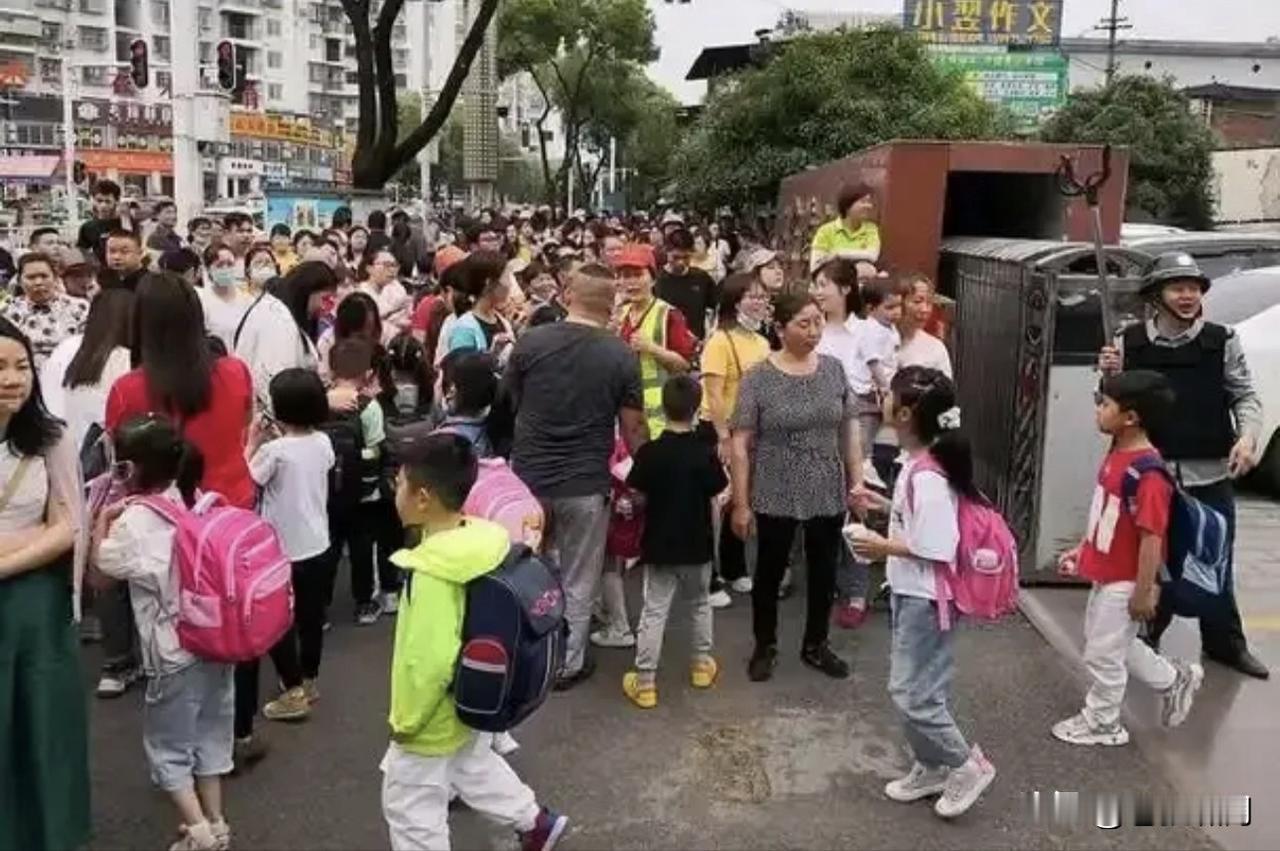 又到开学季，幼儿园与学校又热闹了！父母送子女爷奶送孙辈，两轮三轮四轮车熙熙攘攘。