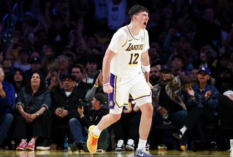 NBA常规赛，湖人上半场以66-60领先灰熊。上半场比赛，拉拉维亚出战18分32