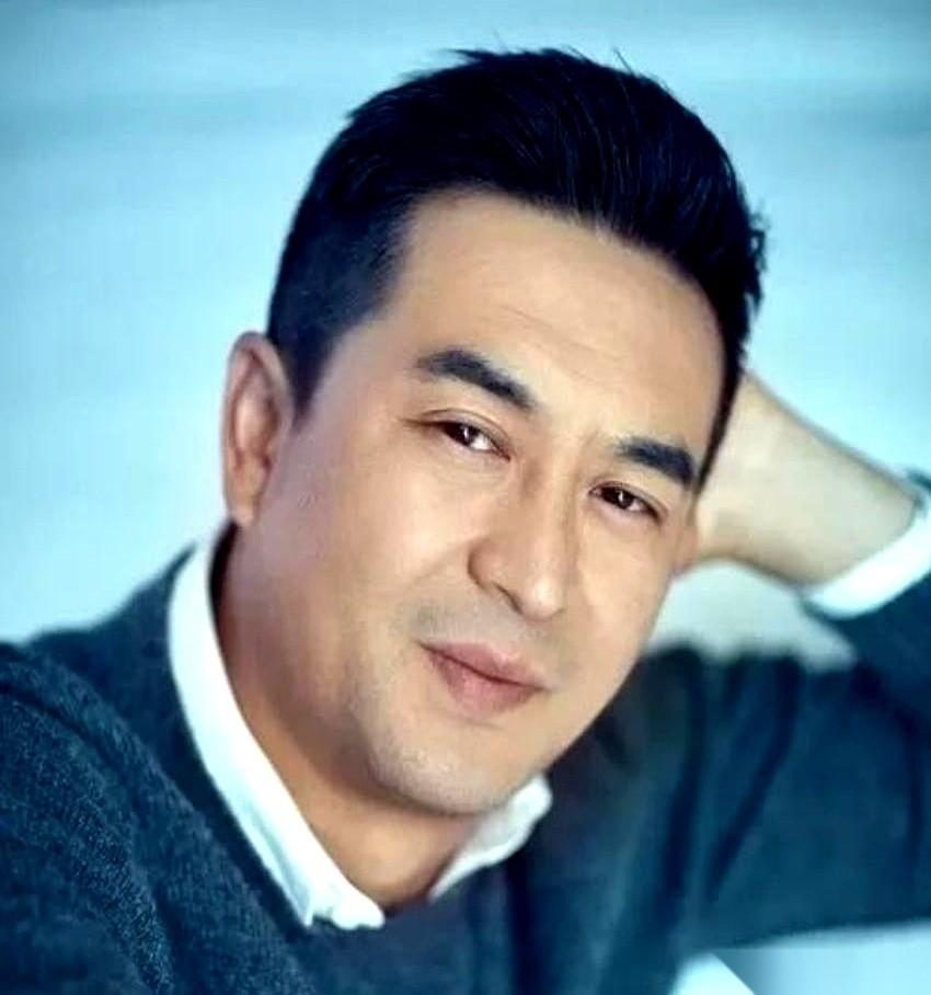 他前妻那句话，太狠了。
当着所有媒体的面，直接捅刀子：“他娶我，就是想靠我爸上位