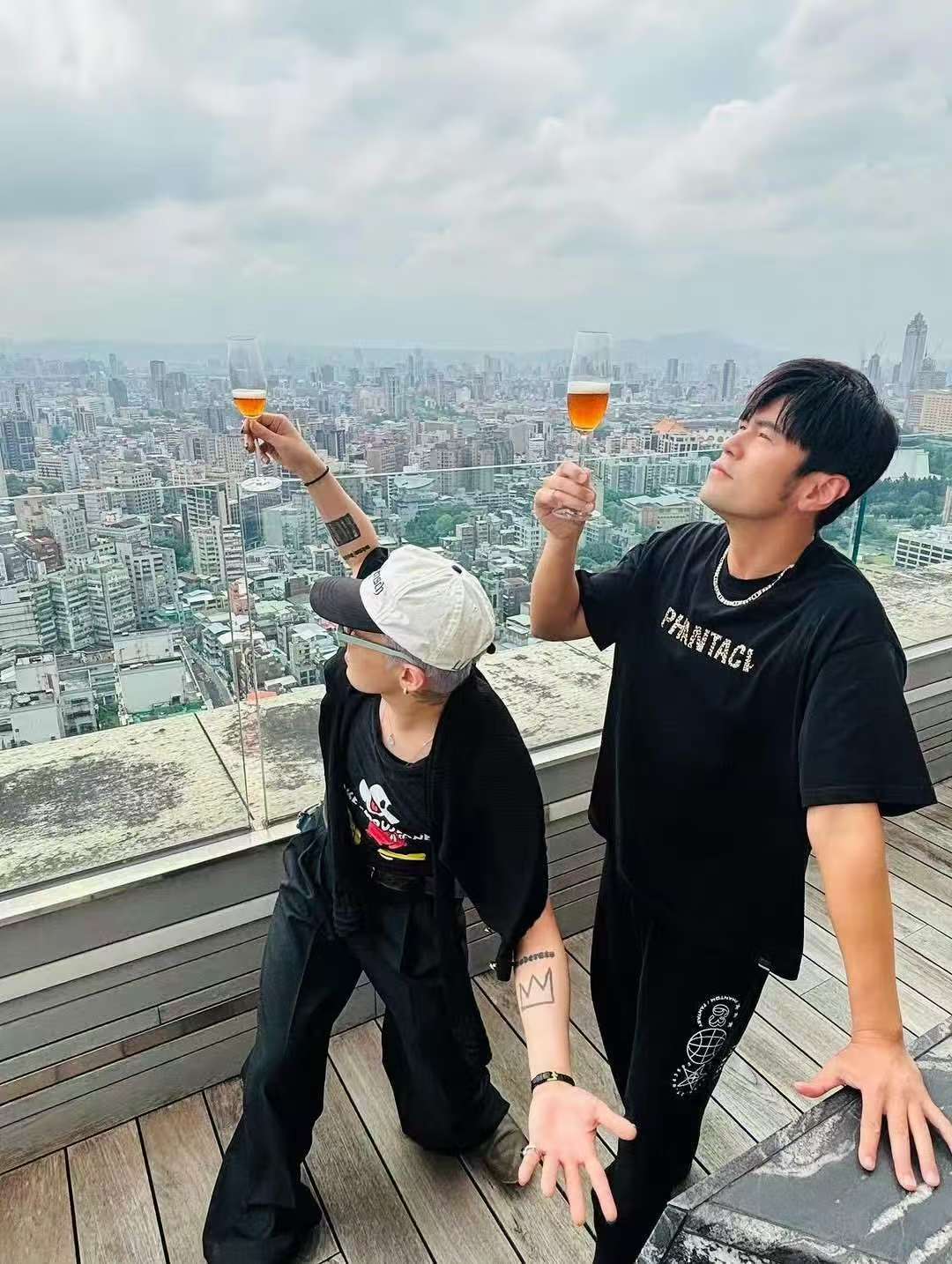 周杰伦权志龙再同框含金量  周杰伦权志龙同框举杯这个含金量真的是绝了。没有想到能
