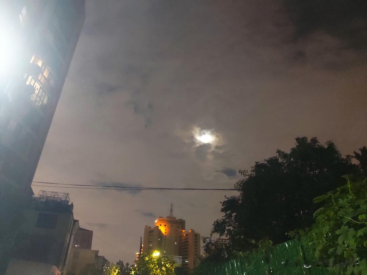 郑州街头十五的月亮随手拍:云遮月，注定不让看完美的月亮，但心中的那颗皎洁的月亮依