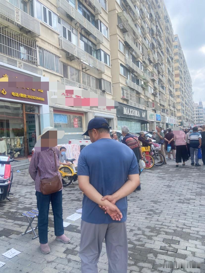 河北区金纬路婚介自由市场，人太多了，每周二四都有活动！
今天我第一次到这里，看看