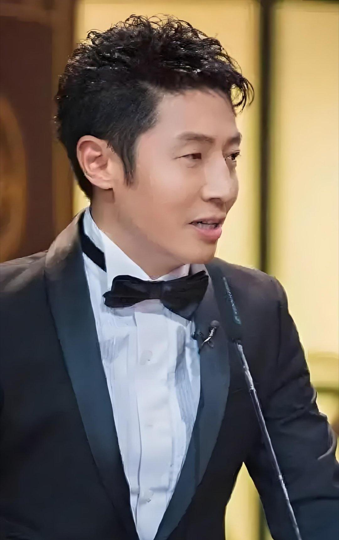 撒贝宁是真的厉害。走到哪都能控场，随便一开口就是梗。很多人说他“演”，我倒觉得是