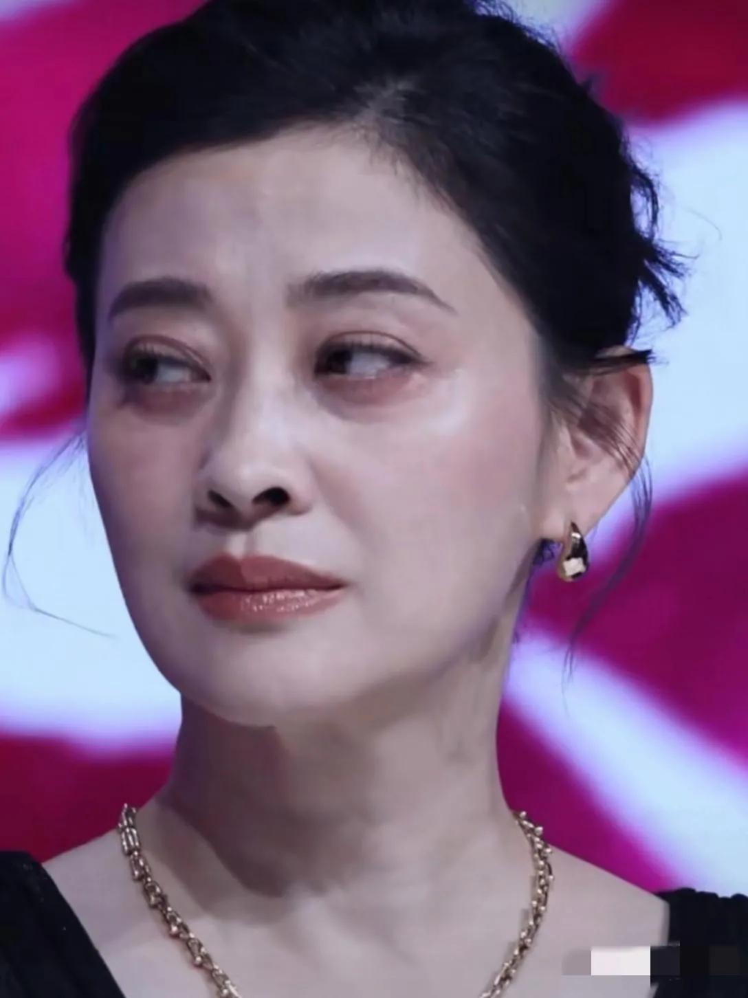 瞧，像梅婷这般大眼睛双眼皮的女生并不抗老，年轻时有多水灵，上了年纪后就有多拉分，