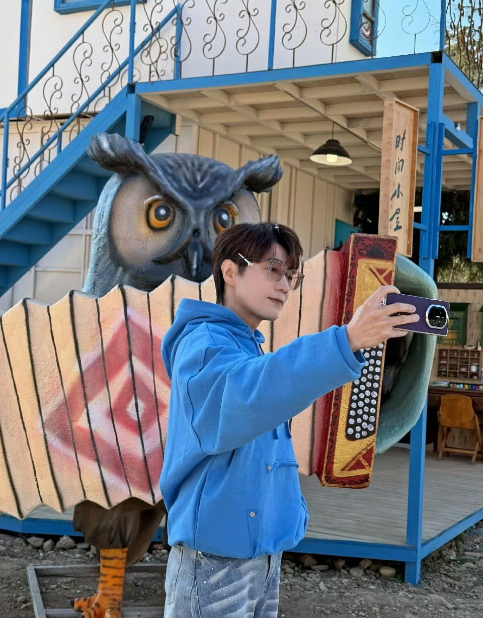 一季的欢笑，酿成岁月的陈酿。敬你，我永远的老友，敬我们永不散场的青春。三行诗写给