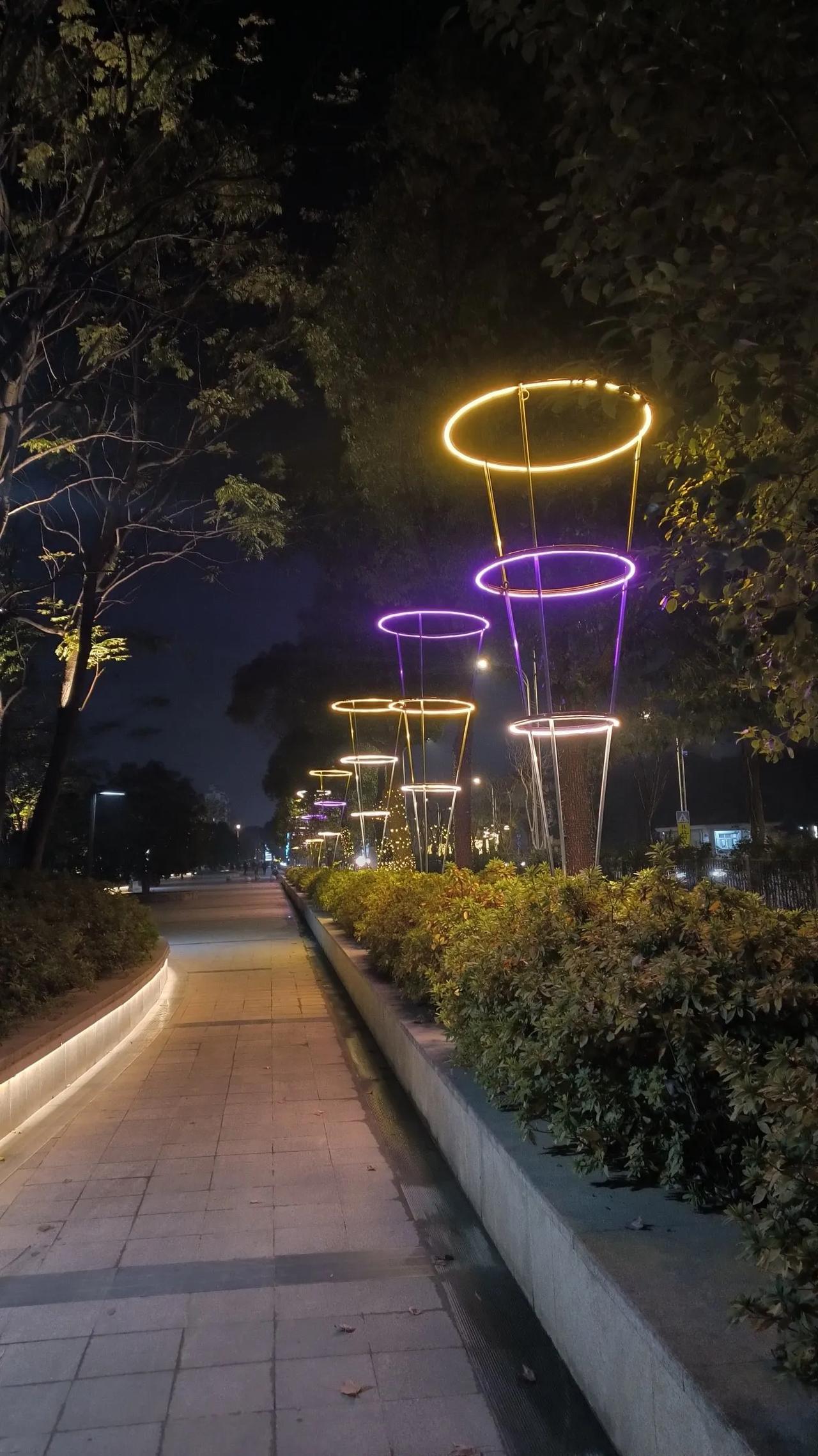 好久没有到这边，这夜景灯光不错，不走出来，永远欣赏不到美景。