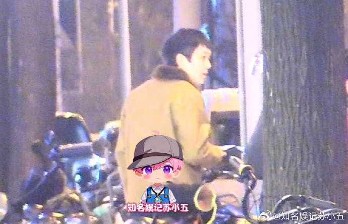 狗仔说马思纯张哲轩分手有迹可循张哲轩和朋友聚餐 八卦媒体拍到马思纯张哲轩分手上热