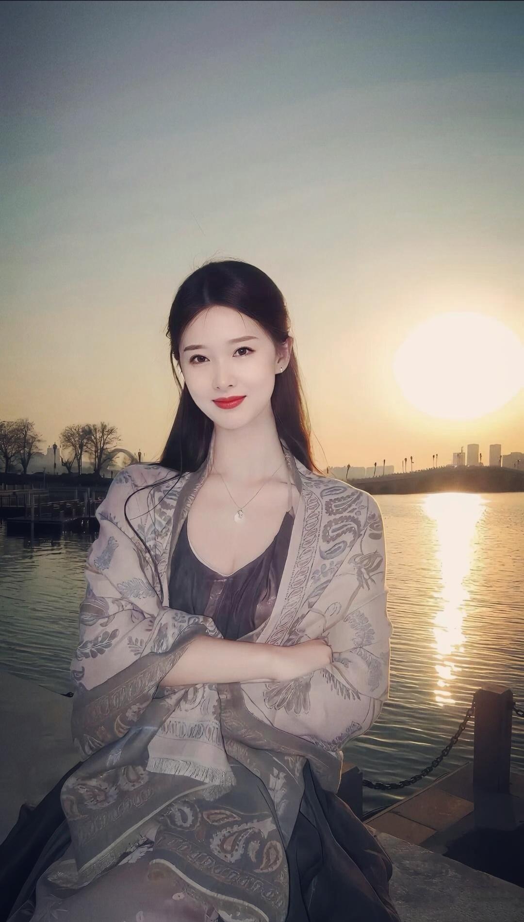 落日余晖映湖面，气质玉女思悠然。晒图笔记大赛 女生如何穿搭看起来时尚更有品位呢 