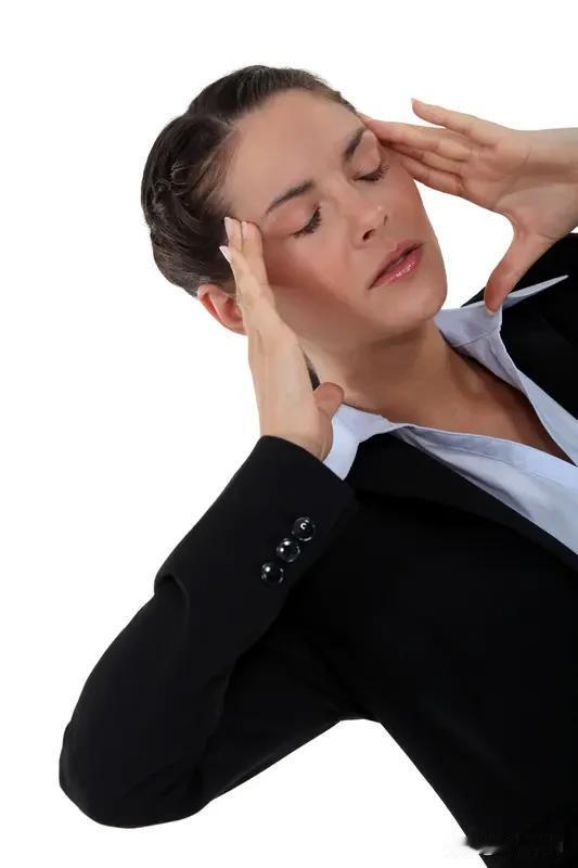 脑袋疼与头晕确实存在联系，多种情况会使二者同时出现。
睡眠不足可引发此症状，长时