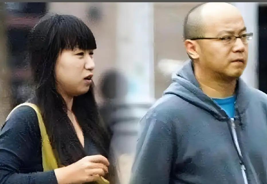 2010年，窦唯与他的第三任妻子陈冉走在北京街头的一张留影，陈冉早年是窦唯的铁杆