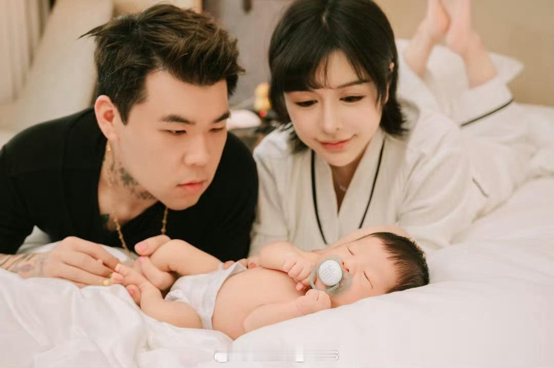 幸福KnowKnow和Paris给宝宝的出生两周纪念照！Knowknow