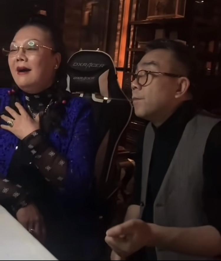 早年，杨议与妻子梦真在直播时的一幕