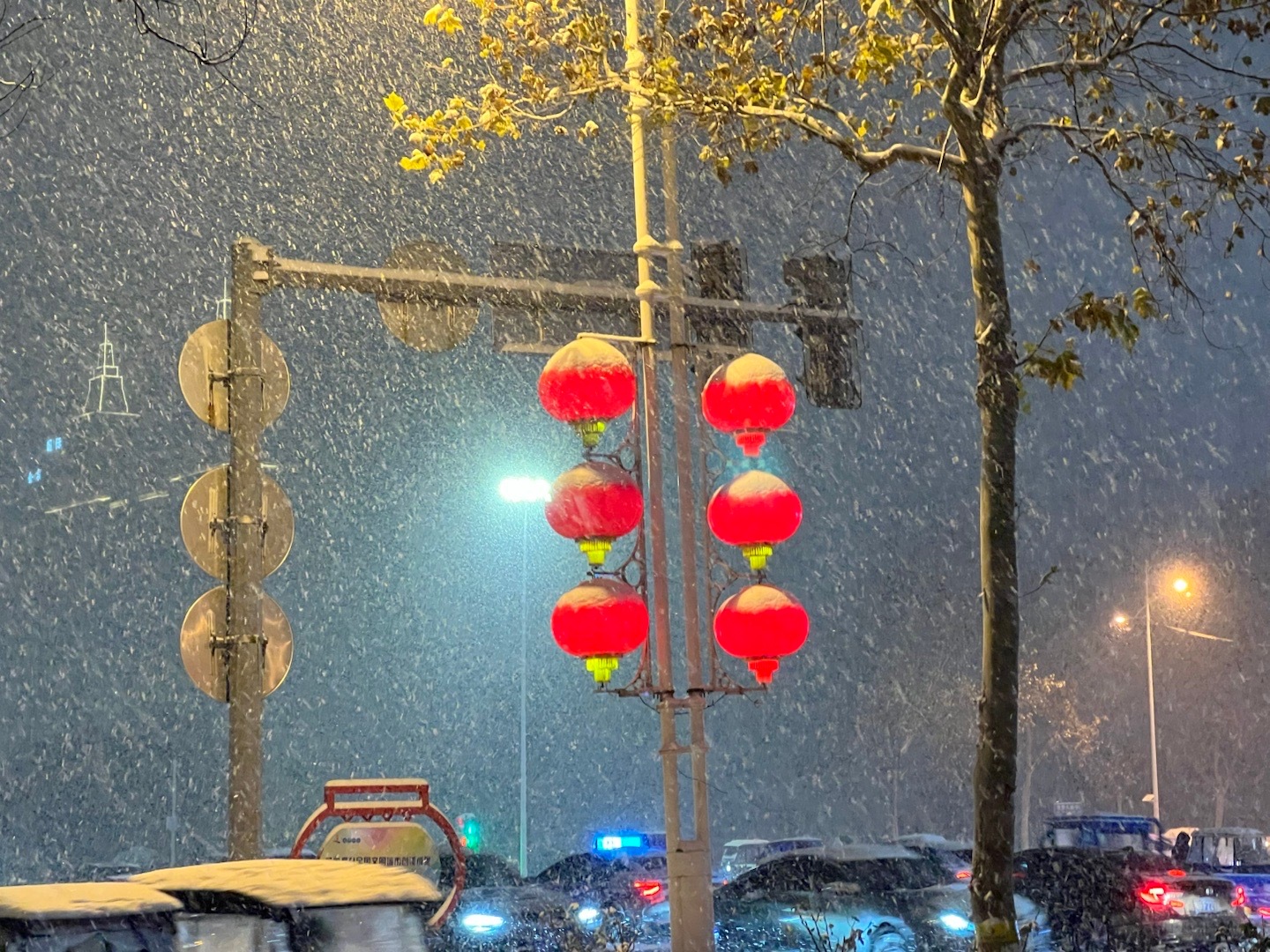 每次看到灯笼和雪都会想到满城烟花绽放今宵繁华，满地雪花等候青春萌芽，有一种国泰民