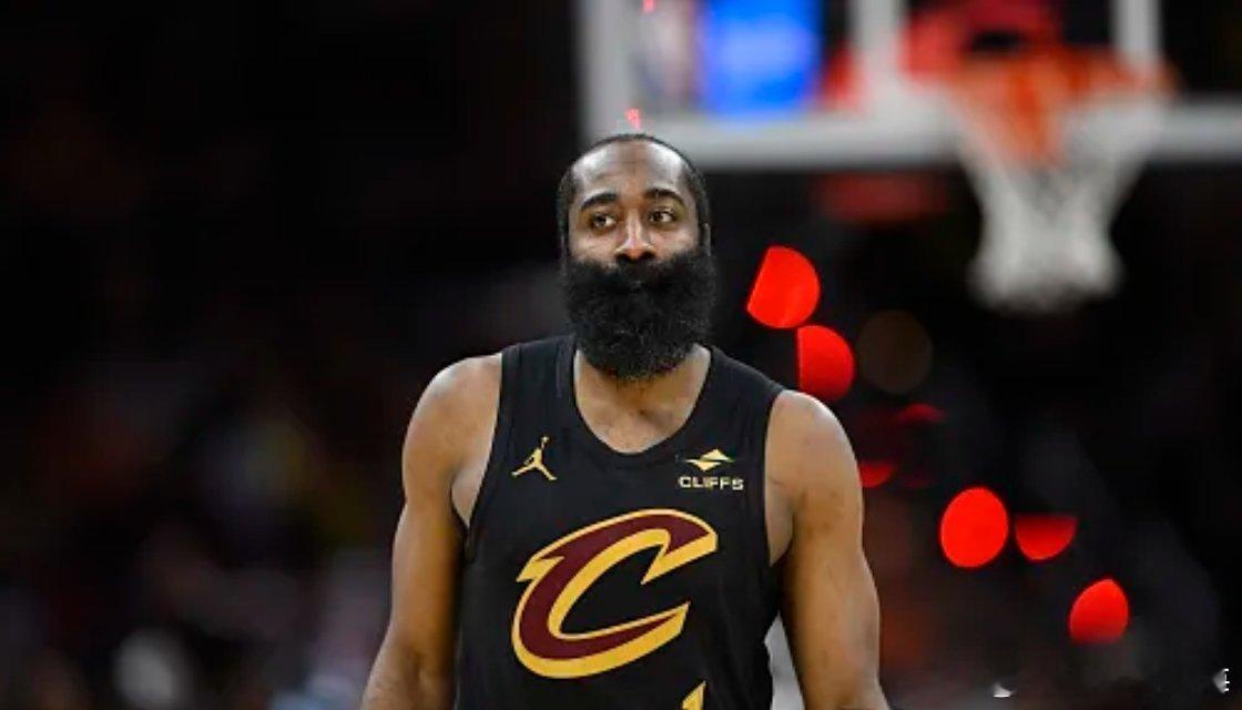 体育 今日，据名记Shams消息，骑士球星哈登遭遇了右手拇指骨折。但是他并不计划