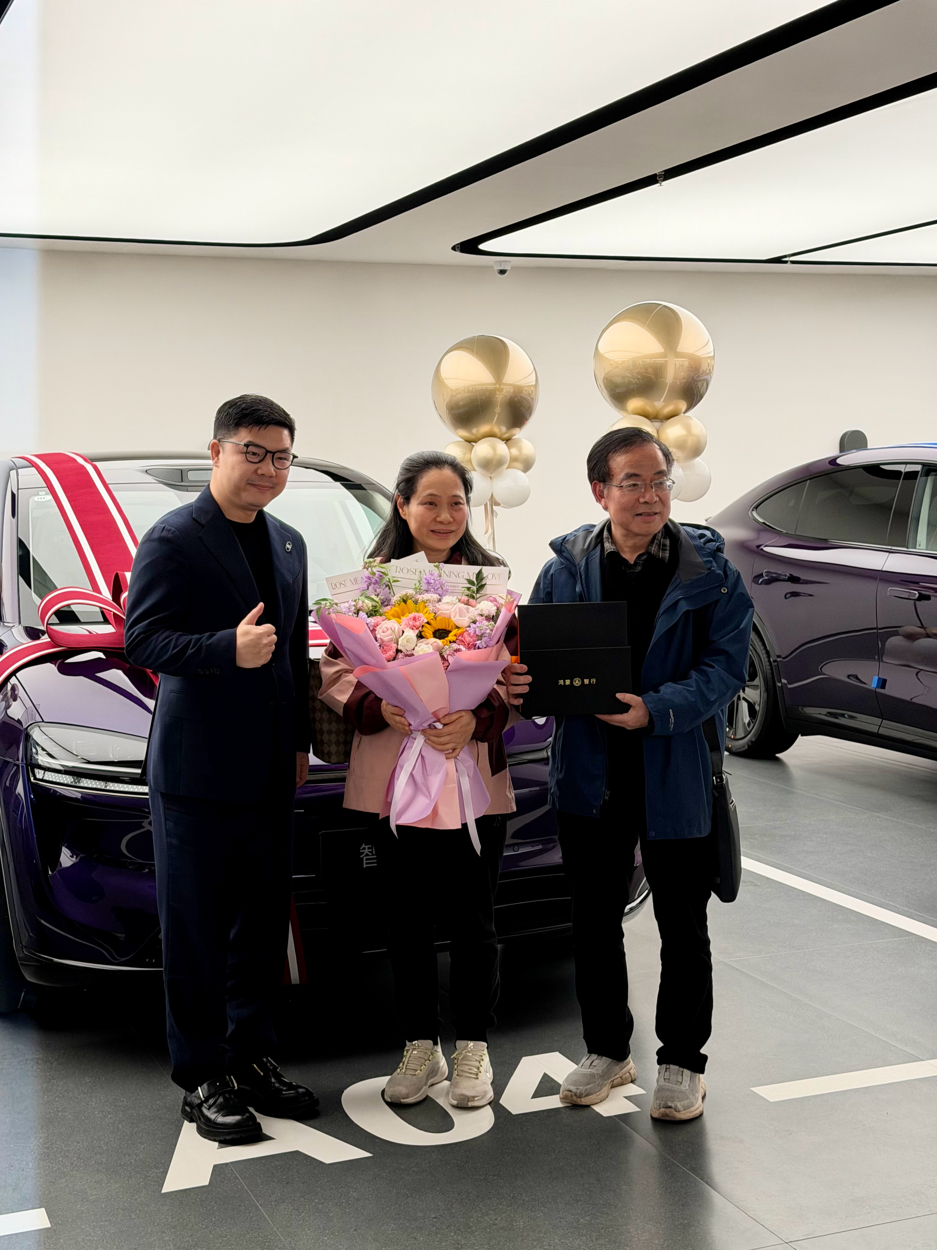 刚参加完发布会，就赶到鸿蒙门店，亲眼见证长江总亲自为智界R7和S7车主交付新车！