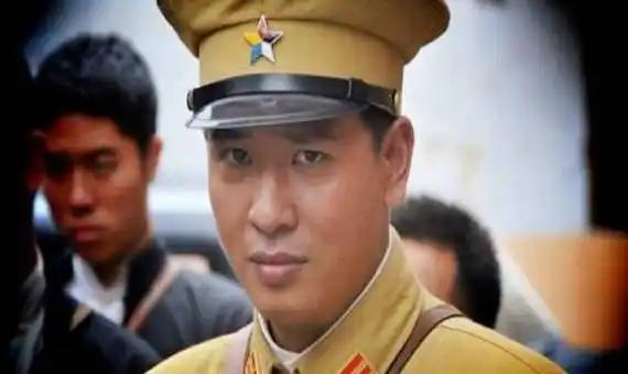 溥仪的贴身侍卫祁继忠，不仅睡过皇后婉容，还无恶不作，后来被毙于刑场。
 
说起来
