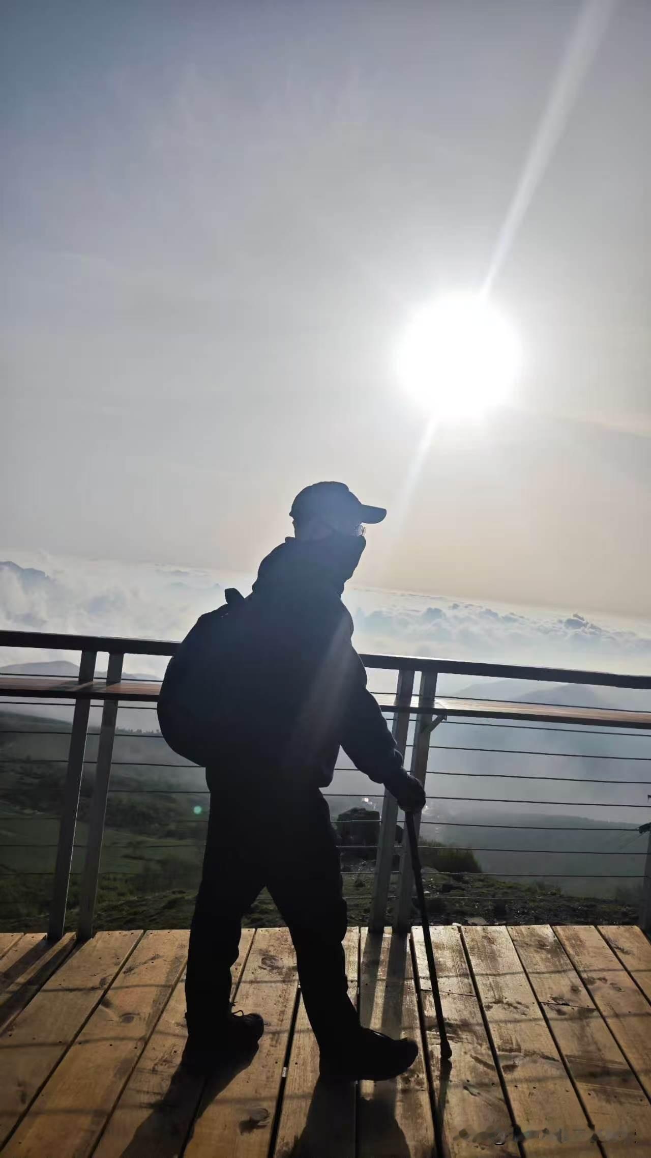 来北京之巅东灵山登高望远，简直太绝了！上次去的时候，一路攀登，山林里的空气清新得