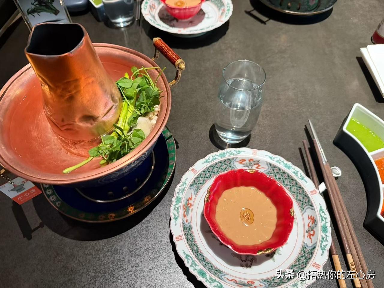 今天总算把馋了好几天的铜锅涮肉给安排上了，吃完只有一个感觉：太舒坦了！

这种单